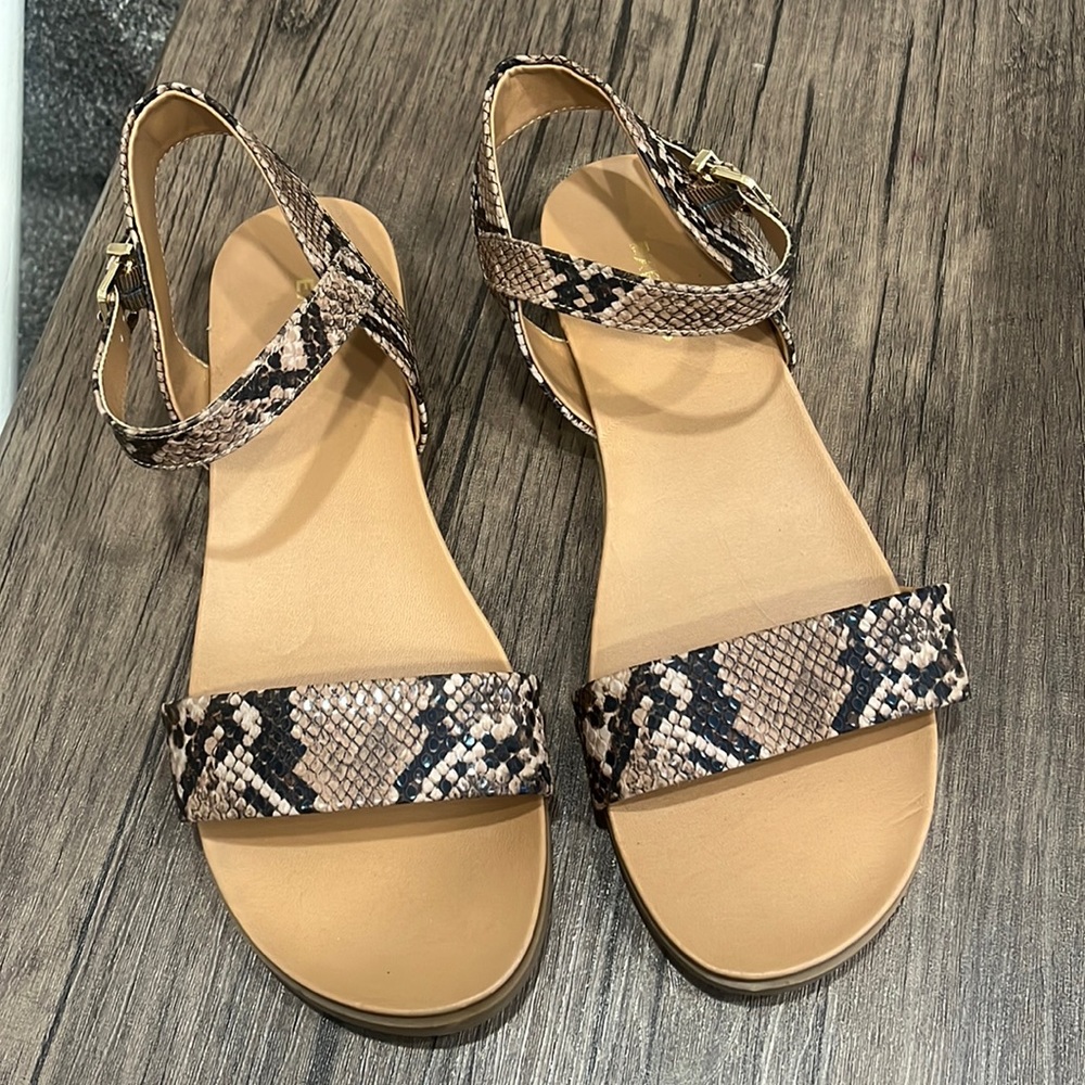 New without tags womens size 9 Express sandals